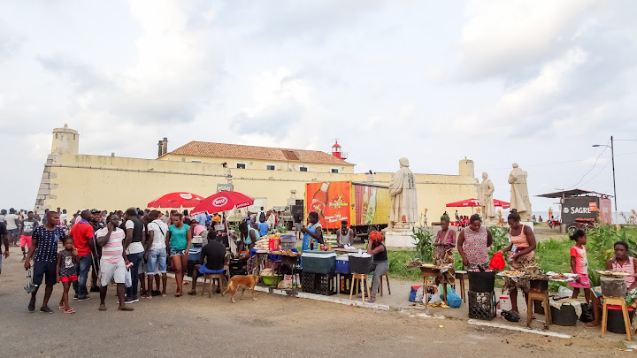 Party outside the Avenida Marginal 12 Julho