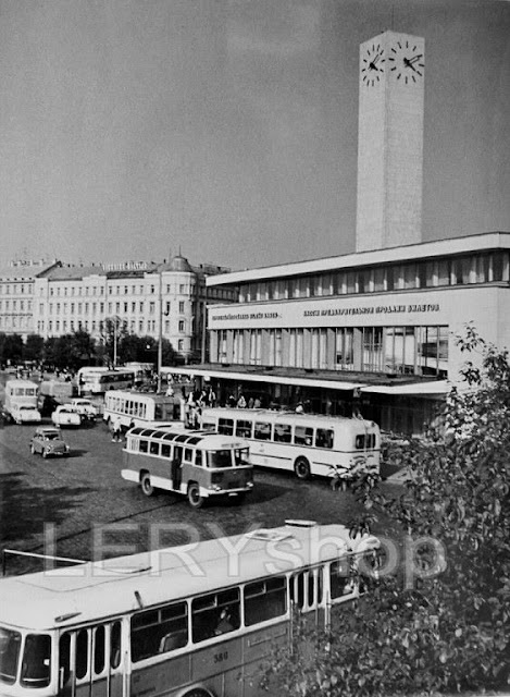 1960-е годы. Рига. Улица Гоголя. Здание касс предварительной продажи билетов. Часы на Привокзальной площади. Гостиница "Балтия".