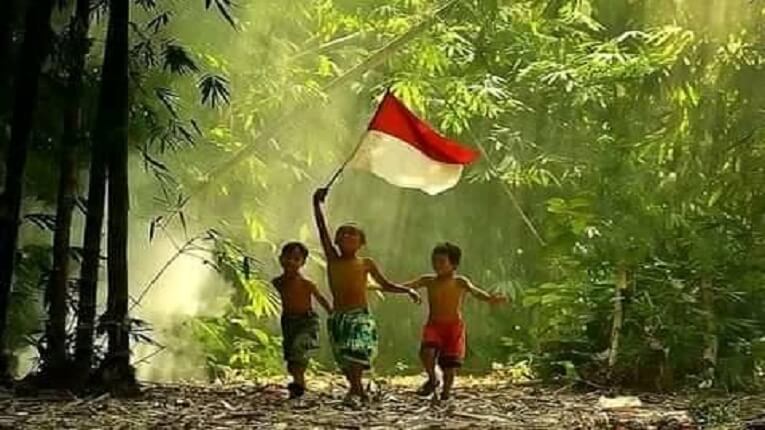 Puisi (selendang sutra) menyambut hari kemerdekaan Indonesia