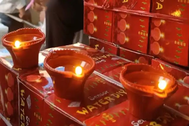 दीपावली पर यहां हाथों हाथ बिक रहा है पानी से जलने वाला दीया ( Water Lamps In Market)..