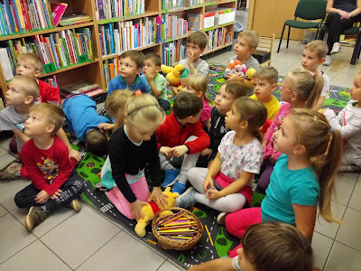 Bibliotekarz i dzieci rozmawiają o ulubionych misiach