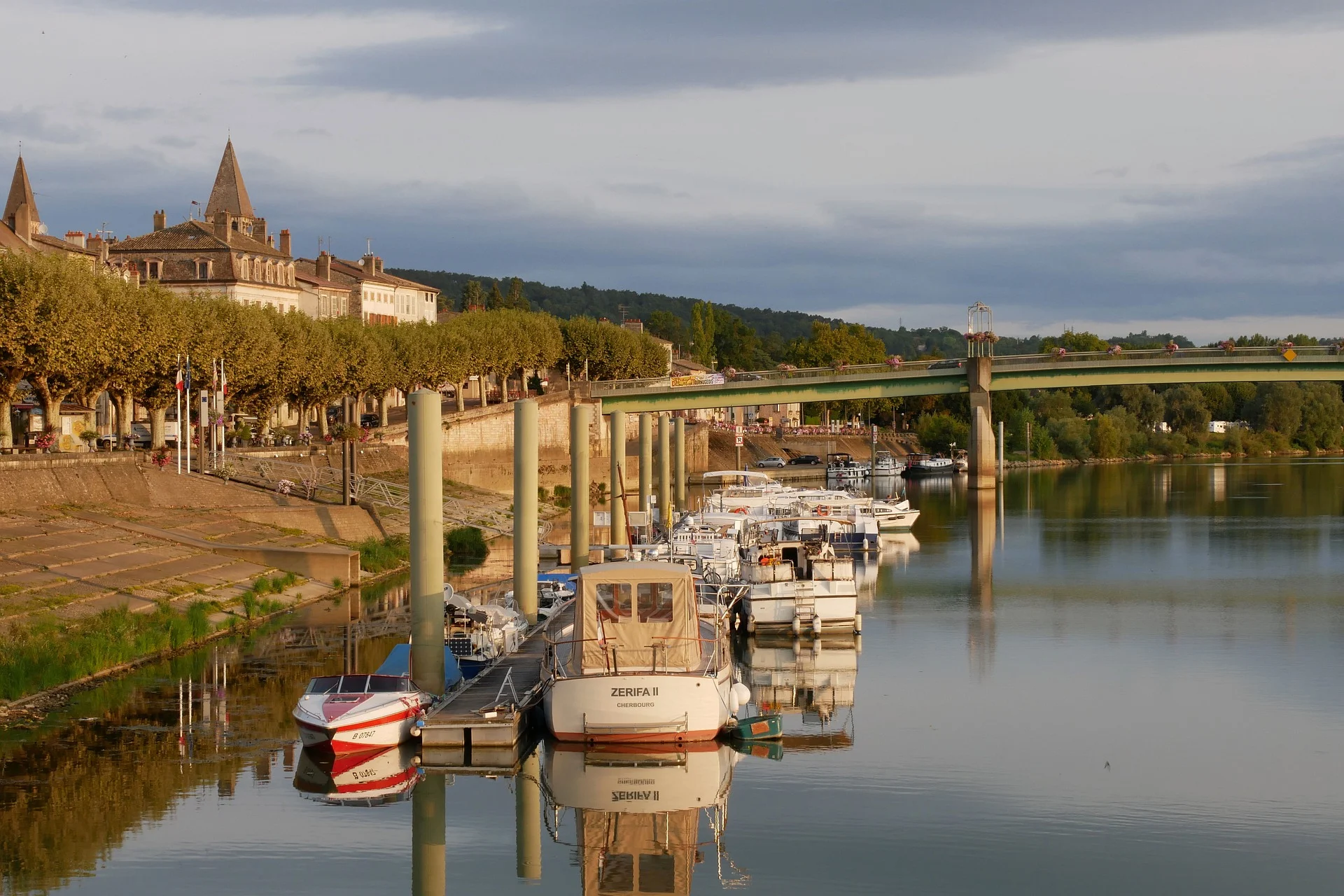 Bateaux sur Mâcon au nord de Lyon