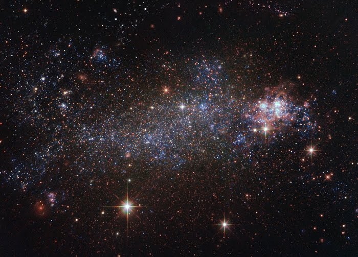 Hubble Potret Galaksi dengan Bentuk Tak Beraturan - Info 