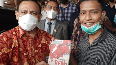 Ketua KPK Firli Bahuri Dapat Hadiah Buku Dari Mahasiswa Aceh