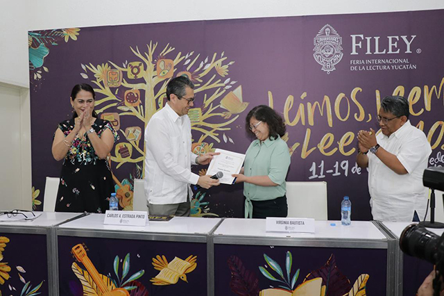 Virginia Bautista recibe Premio Nacional de Periodismo FILEY