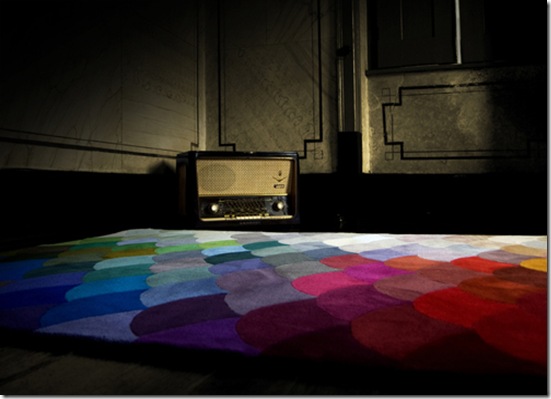 Casa de Valentina - via Design Milk - tapete colorido dos portugueses da Piodao Group- Pizel rug
