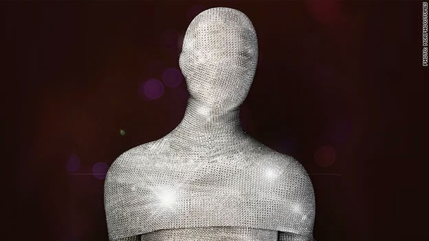 Este traje de Halloween é uma fantasia da cabeça aos pés com 70.000 diamante 