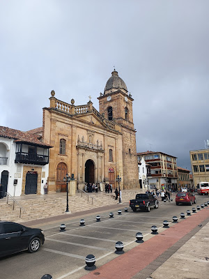 Visitando la Plaza de Bolivar en Tunja, Boyacá