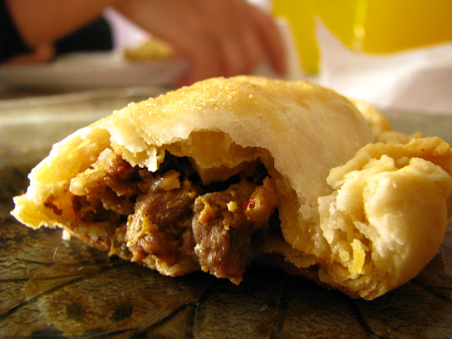 deliciosa empanada peruana con diferentes rellenos