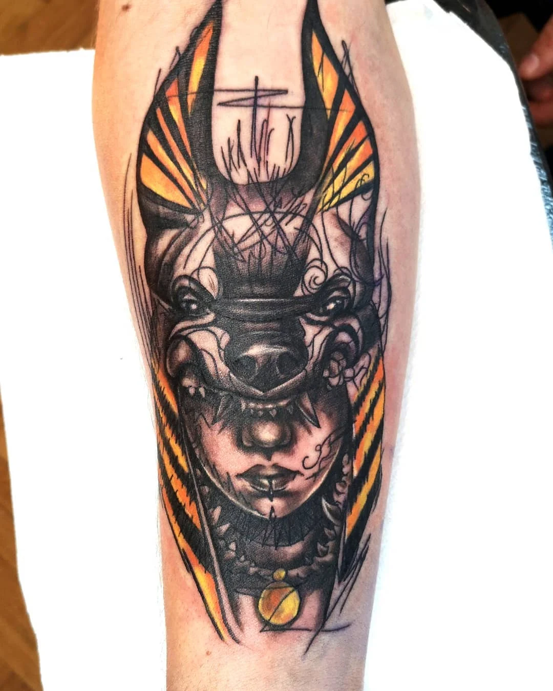 Tatuajes de Anubis en el brazo