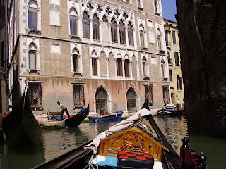 Pequeno canal em Veneza - Itália