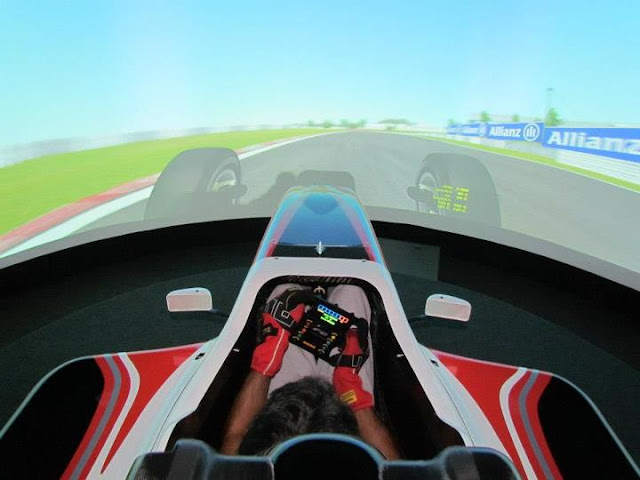 conduciendo en el simulador oficial de la FIA F2