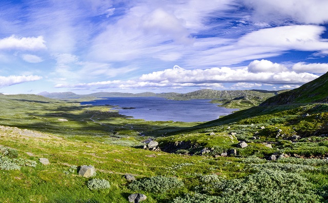 Jezero v Národním parku Jotunheimen v Norsku.