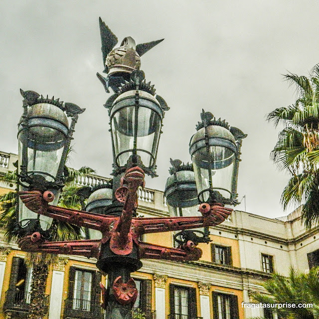 Lampiões de Gaudí na Plaça Reial de Barcelona