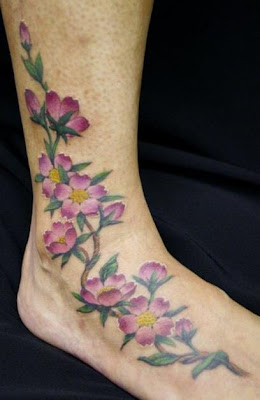 tatouage de fleur sur le pied