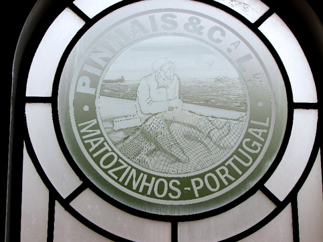 Logotipo das Conservas Pinhais em vitral