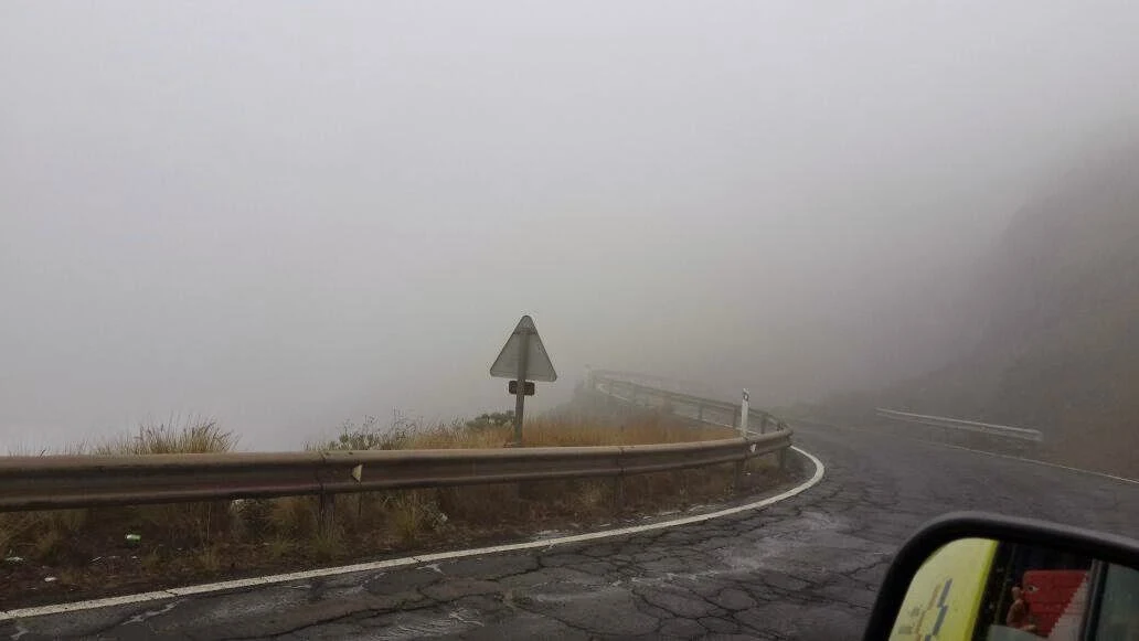 Carretera la aldea dos heridos por desprendimientos