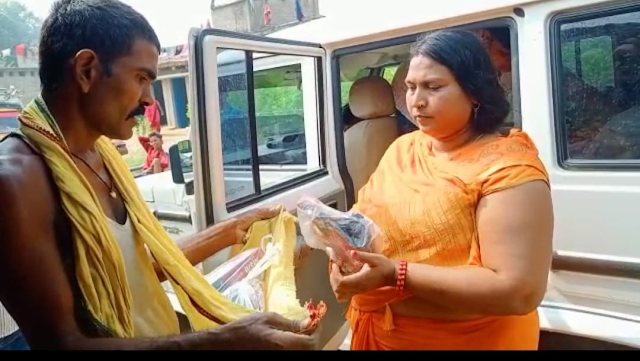 हरिहरपुर पंचायत की मुखिया रंजू देवी ने पंचायत में  छठ व्रतियों के बीच बांटे फलाहार-report brajesh panday