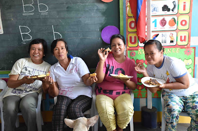 Volunteer Filipino Women Eating