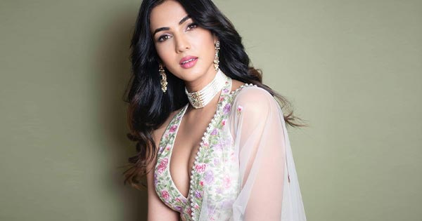 Sonal Chauhan cleavage hot bollywood actress