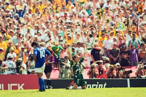 Roberto Baggio erra pênalti final da copa do mundo 1994