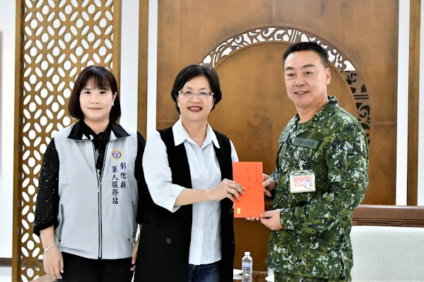 ▲王惠美代表縣民送上端午節加菜金給部隊加菜，感謝軍人保家衛國的辛苦。（記者林明佑翻攝）