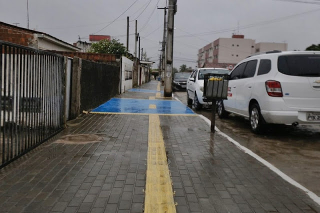 Cícero Lucena entrega mais ruas calçadas no Planalto da Boa Esperança