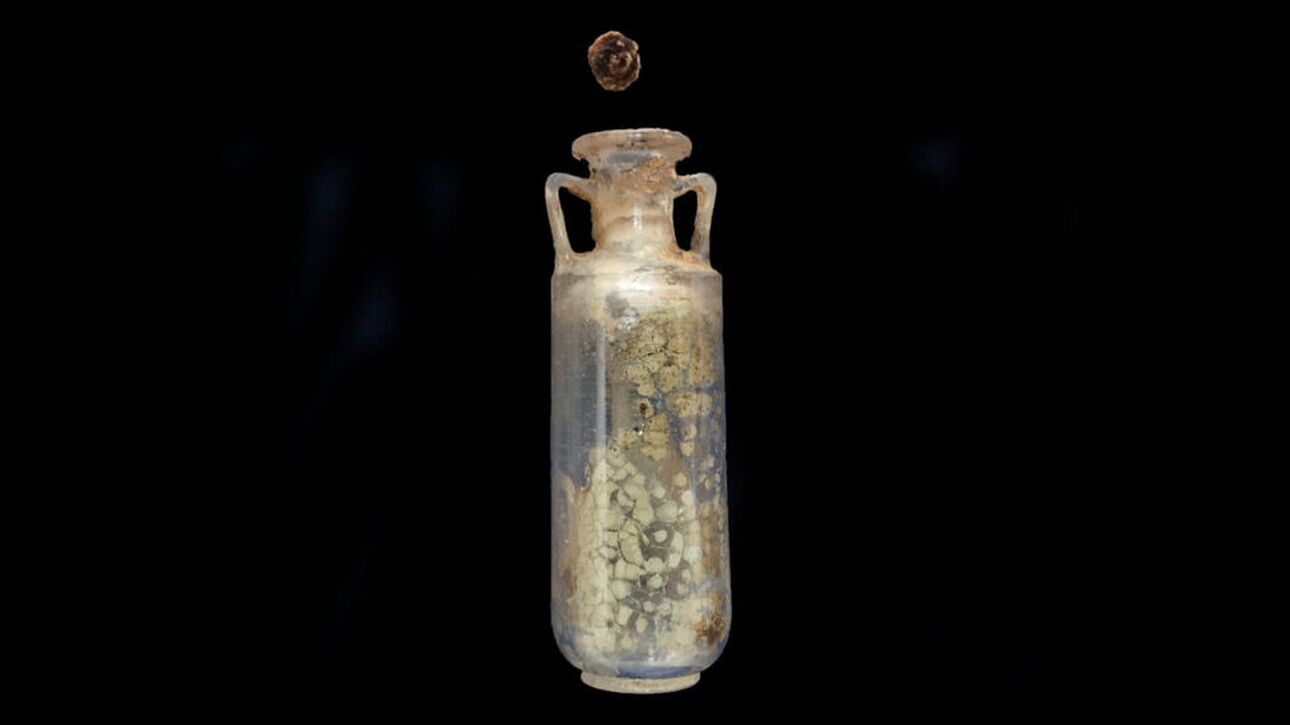 Ενώ το περιεχόμενο μέσα σε αυτό το μπουκάλι χαλαζία 2.000 ετών δεν μύριζε πολύ όταν αποσφραγίστηκε, οι χημικές αναλύσεις αποκάλυψαν το κάποτε μεθυστικό άρωμά του: το πατσουλί. [Credit: JUAN MANUEL ROMÁN]
