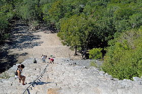Gens qui escaladent la pyramide Nohoch Mul à Cobá