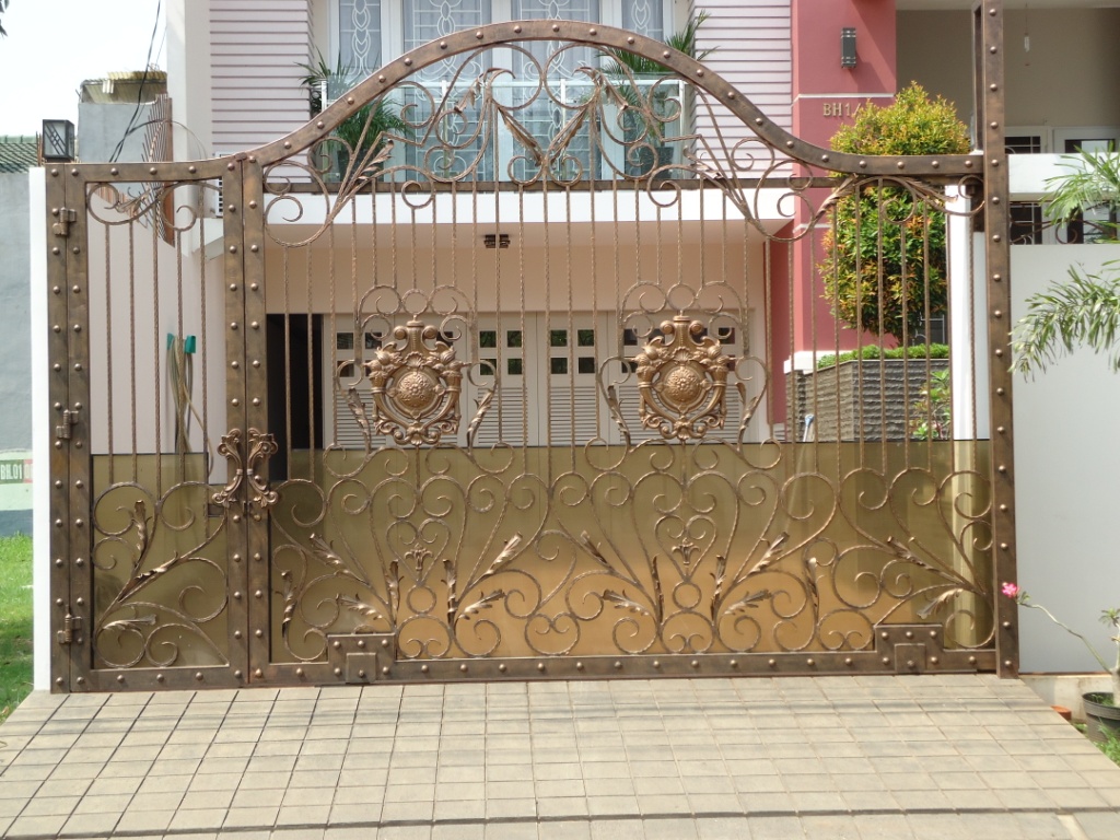  Pintu  besi  tempa  Bengkel las dan Canopy minimalis