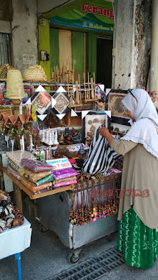 mencari oleh-oleh di malioboro