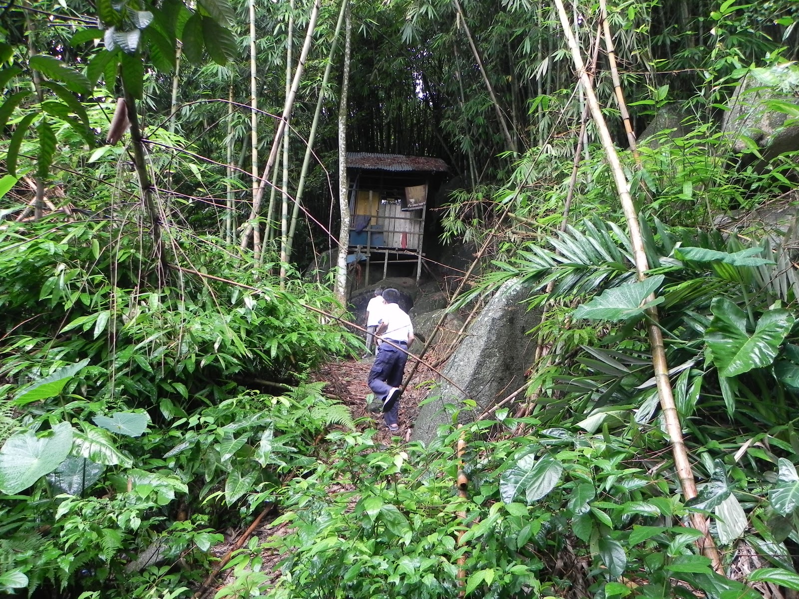 Pendaki diekori hantu pocong di puncak Gunung Nuang 