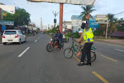 Personel Satlantas Polres Bireuen Bantu Penyandang Difabel Menyeberang Jalan