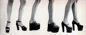 sapatos década de 70.moda anos 70. década de 70.  moda feminina anos 70.