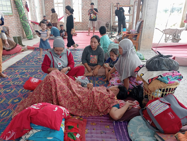 Puluhan KK Warga Perumahan Mulya Regency Kerinci Timur Ngungsi Terdampak Banjir