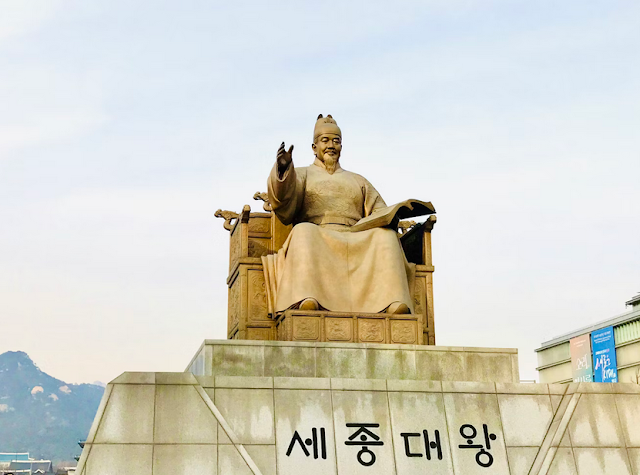 la statua del Re Sejon nella bellissima piazza Gwanghwamun a Seoul