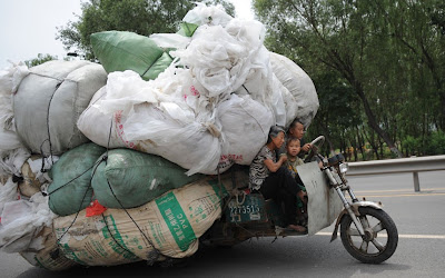 Gambar kendaraan dengan muatan Berlebih