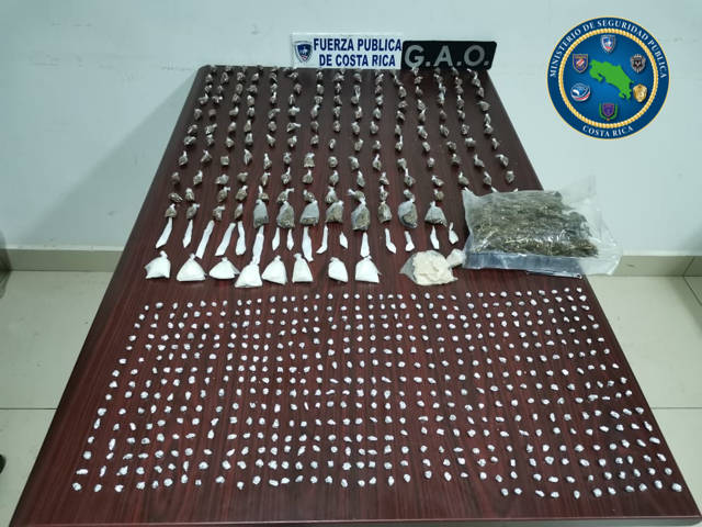 Fuerza Pública decomisa cientos de dosis de droga y detiene tres sujetos con machetes en Guanacaste 