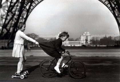 robert doisneau-1943-le remorqueur du champ de mars