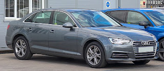 Une Audi A4 en stationnement