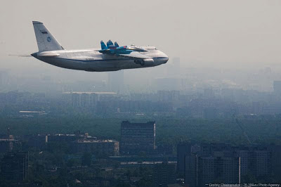 Antonov An-124 cazas Sukhoi fighter aircraft