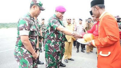 Langgur, Malukupost.com - Wakil Bupati (Wabup) Maluku Tenggara (Malra), Petrus Beruatwarin menjemput kedatangan Asisten Potensi Maritim (Aspotmar) KASAL Mayjend TNI (Mar) Bambang Suswanto, SH, M.Tr (Han) beserta rombongan. Pantauan media ini, dengan menggunakan pesawat komersial Wings Air, Jenderal Bintang Dua itu bersama rombongan tiba di Bandara Karel Sadsuitubun Langgur di Ibra, Senin (29/7).