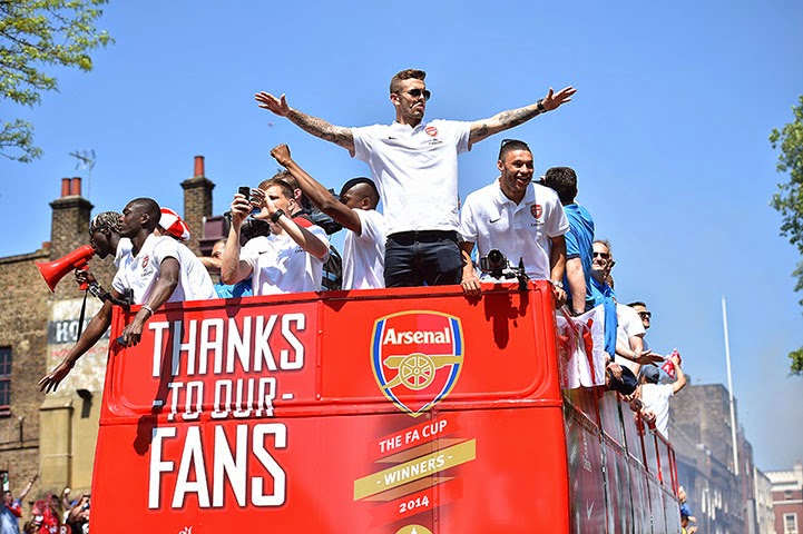 Arsenal's FA Cup parades' London Street + Happy Gunner Fans [Photos]