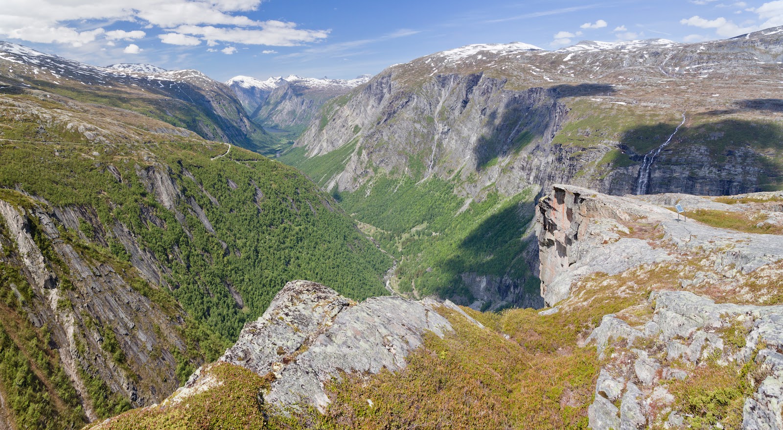 崖っ淵：ノルウェーのムーレ・オ・ロムスダール県のアイケンドールンのネセットのアウルスタウペのアイケンドールン滝の眺め