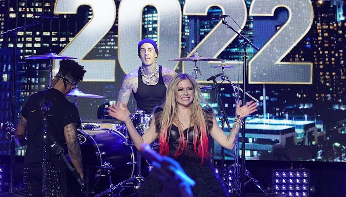 Avril Lavigne y Travis Barker llevan su nuevo sencillo 'Bite Me' a otro nivel en el New Year's Rockin' Eve 2022