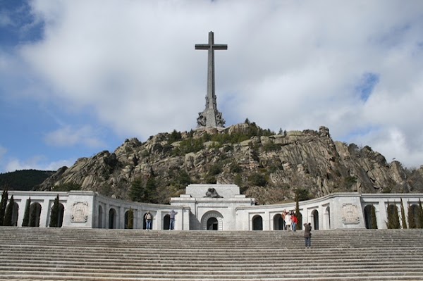 Grupos ultras dispuestos a formar barreras humanas para evitar la exhumación de Franco 