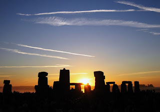 https://commons.wikimedia.org/wiki/File:Summer_Solstice_Sunrise_over_Stonehenge_2005.jpg