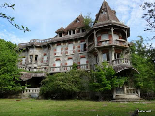 urbex-manoir-colimaçon-papillons-bleus-jpg