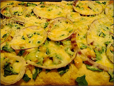 Roasted Red Pepper and Spinach Pizza