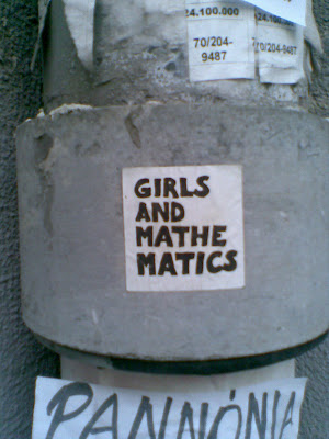 Trendi pólók senkinek kalas 2005. szeptember 16., péntek 10:36 | Frissítve: 2005. szeptember 16. Új divatmárkát lepleztünk le: a Girls and Mathematics pólók bemutatóján jártunk, ahol tulajdonképpen nem történt semmi, és még csak pólót sem kaptunk. Viszont kiderítettük: a márka lényege a vágyakozás. Szomjas Panda nevű titokzatos informátorunk azt mondta, nekünk valók a matekos fiúk, nézzük csak meg őket. Mert a fiúk trendik, és pólókat csinálnak amire rá van írva, hogy Girls and Mathematics, ami vicces. De a beígért időpontban a fiúk nem voltak sehol. Nemcsak ők, senki nem volt sehol szerda este hétkor a Tűzraktárban - ami egyébként egyre jobban hasonlít egy berlini foglalt házhoz, és egyáltalán nem csodálkoznék, ha novemberre mindenhol vaskályhák duruzsolnának, és a bágyadt melegben aktívan folyna a szülői felügyelet nélküli önmegvalósítás. Minden emeletet elfoglalt már valami érdekes csoport, a másodikon például olyan emberek tömegével találkoztam, akik azt gyakorolták, hogyan lehet minél hosszabb ideig fennmaradni egy egykerekű biciklin.  Hype and maths   Lehet-e a vágy tárgya egy póló?- tette fel aztán a kérdést úgy nyolc körül a Girls and Mathematics csoport hat darab nagyméretű, falra akasztott fénykép kíséretében. A fotók Londonban, Párizsban és Budapesten készültek, mindegyiken fehér pólóban pózoltak a kvázi modellek és pinkkel rájuk volt festve a Girls and Mathematics szlogen. Még a megnyitó előtt betévedt a pincébe egy igazi kortárs képzőművész, de pár perc múlva el is ment. A kiállítás megnyitó, amire megjelentünk mindössze három másodpercig tartott, a csapat egyik tagja ugyanis belemondta a mikrofonba, hogy megnyitja a kiállítást, és igyunk.  A Girls and Mathematics egy hypekísérlet - kezdte a projekt és a termék bemutatását Vermes Dávid, aki Londonban tanult kommunikációt és médiát egészen addig, amíg rá nem talált a Girls and Mathematics című, lányoknak szóló iskolai matekkönyvre, ami végleg megváltoztatta az életét. Hazajött, és elkezdte rányomni a fehér pólókra, hogy Girls and Mathematics csupa rózsaszínnel, és ha valaki azt gondolja, egyszerű kereseti lehetőségről van szó, téved, mert Vermes Dávid közben a háttérben jegyzetel.  Kódolt trend  Engem mindig halálosan idegesített, hogy ezeket a kézzel festett pólókat milyen drágán árulják. Igazából az érdekel, hogyan történik az imázsépítés egy bármilyen márka körül, hogyan lesz a vágy tárgya egy egyszerű ruhadarab. Amikor valaki meglátja ezt a pólót, azonnal azt mondja, de kurva jó, én is kérek egyet. De azt szeretném, ha az ember ilyenkor visszakérdezne: miért akarok én ilyet? - elmélkedett mellettem Vermes, mire a számba haraptam, mielőtt még kijött volna rajta az a mondat, hogy akarok egy ilyet. Vermes Dávid aztán megnyugtatott, szerinte ez az egész belénk van kódolva.   Ha a Girls and Mathematics-ből valóban egy létező brand lesz, Vermes két legyet üt egy csapásra. Először is írhat egy színvonalas szakdolgozatot The Psychology of Image Building (Az imázsépítés pszichológiája) címmel másrészt meg is gazdagodik belőle. Vermes Dávid szerint most már muszáj végigcsinálni ezt az egészet.  A Girls and Mathematics pólók máris a vágy tárgyát képezik sok helyen, amihez nyilván hozzájárul, hogy nem lehet őket kapni, nem szeretnék ugyanis, ha mindenki ilyenben járna. Nyilván ez az, amit a kurva drágán árult pólók gazdái sem szeretnének, ezért árulják őket kurva drágán. Ha tehát a Girls and Mathematics nem szeretné, hogy mindenki az ő pólójukat hordja, kénytelen lesznek szintén kurva drágán árulni, vagy pedig lezárni a kísérletet akkor, amikor már több ezren könyörögnek térden csúszva a pólókért. Harmadik megoldásnak kínálkozik a Girls and Mathematics pólók otthoni előállítása, addig azonban a lehető legközelebb kell kerülni Vermes Dávidhoz és csoportjához. Én viszont már rengeteget tettem a póló reklámozásáért, úgyhogy kérnék szépen egyet a szerkesztőségbe postázni. girls and mathematics, Budapest, XIII. kerület, brand, hype, sticker, matrica,  Katona Kálmán utca, blog,  Budapest, Verme Gábor